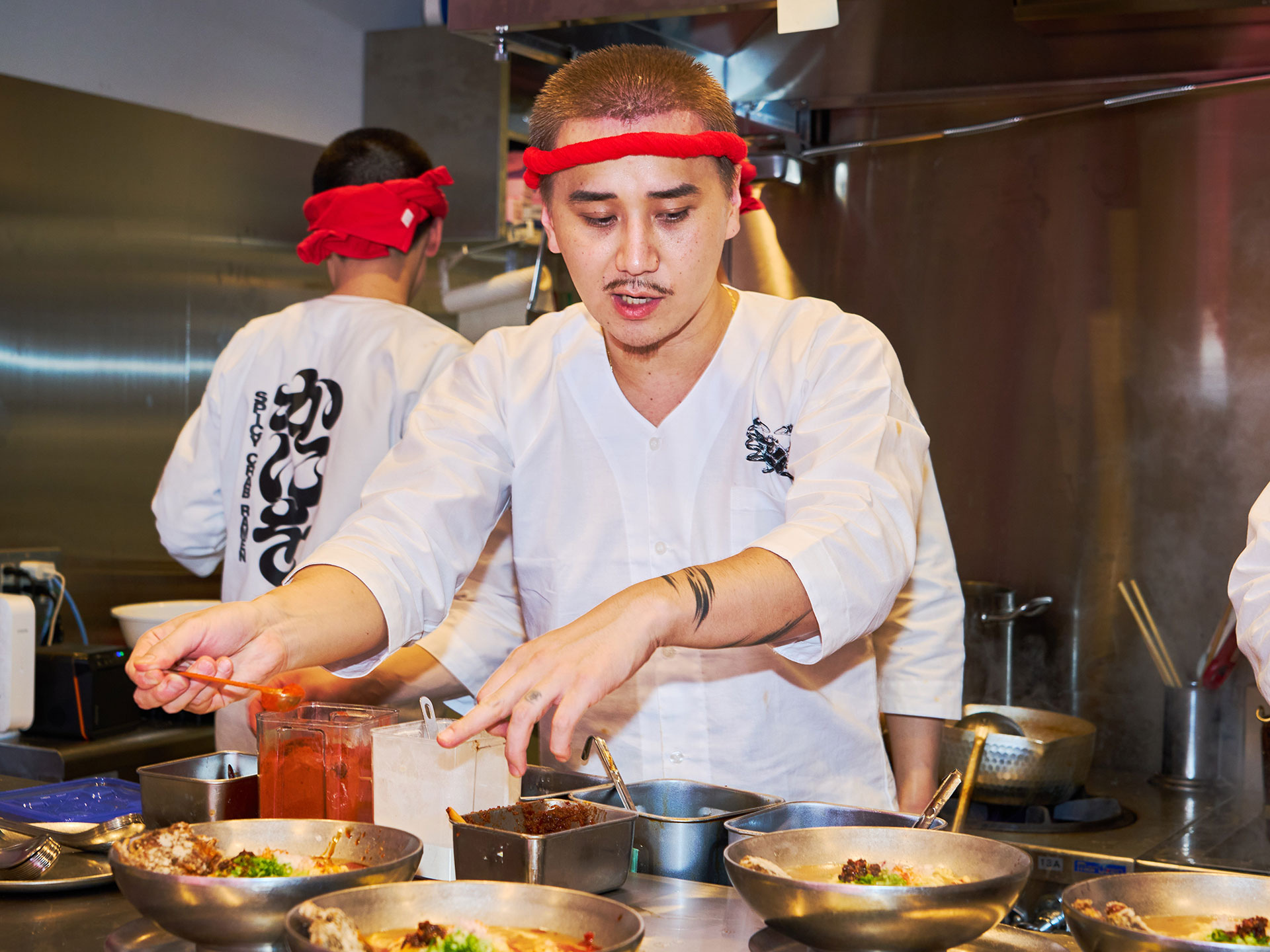 料理人こめお、食中毒事故の「割烹こめを」閉業を決断 冷やし蟹ラーメンで78人の被害