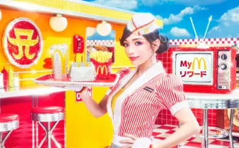 浜崎あゆみ×マクドナルド、200人限定「Golden Live」開催　マックの制服姿で登場