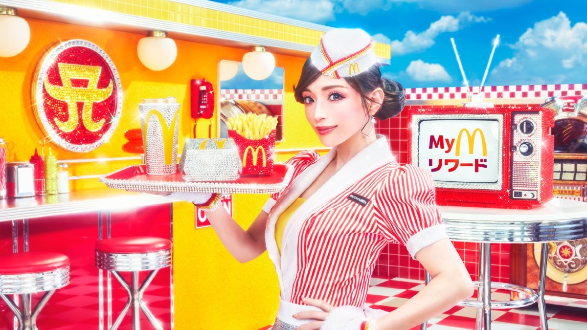 浜崎あゆみ×マクドナルド、200人限定「Golden Live」開催 マックの制服