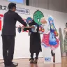 賞状を受け取る蒼藍アオさん