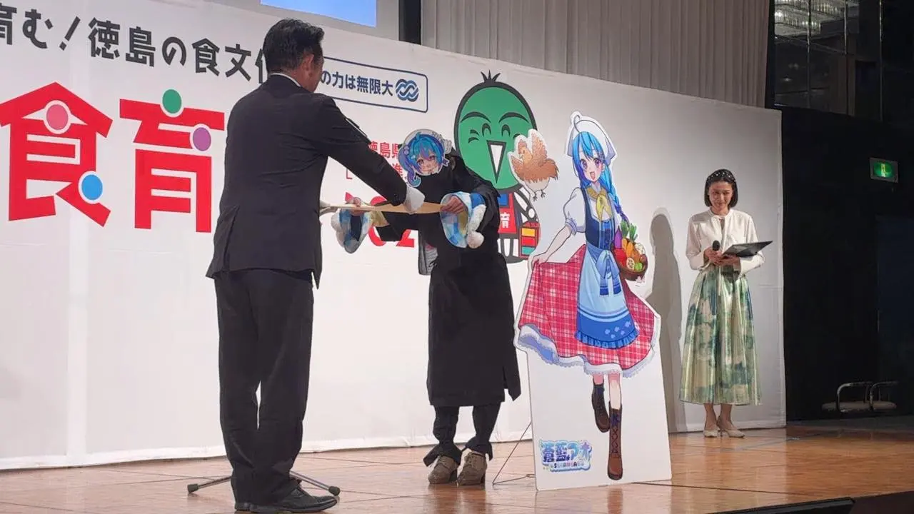 賞状を受け取る蒼藍アオさん